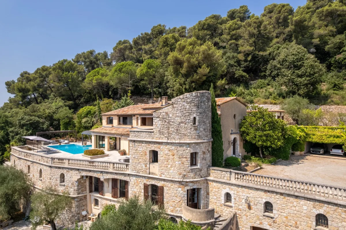 Exceptional Estate with Private Helipad in Grasse — 2