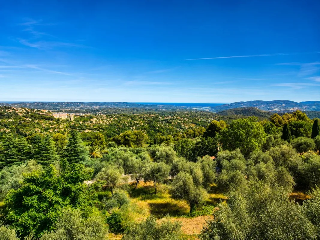 Exceptional Estate with Private Helipad in Grasse — 3