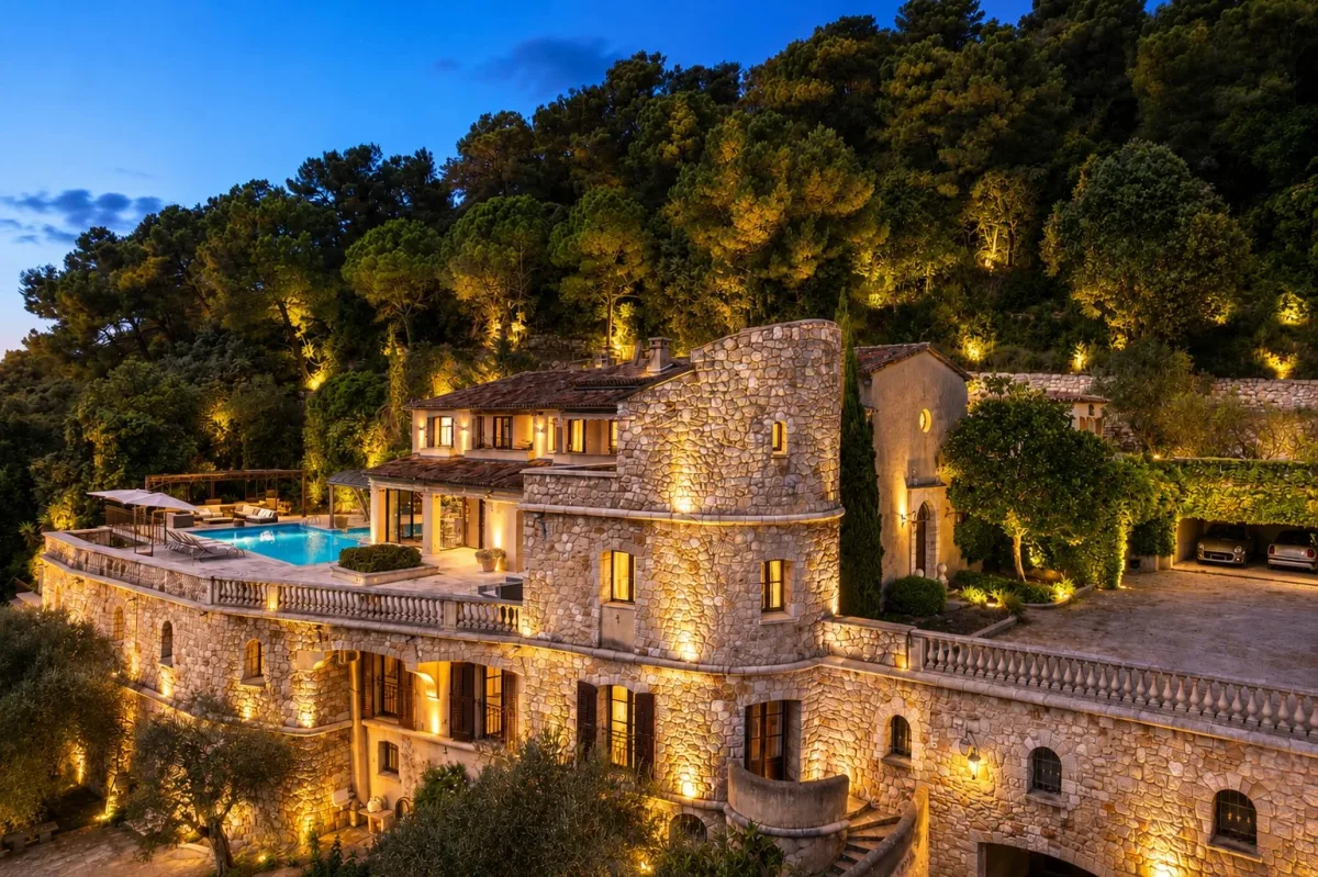 Exceptional Estate with Private Helipad in Grasse — 4