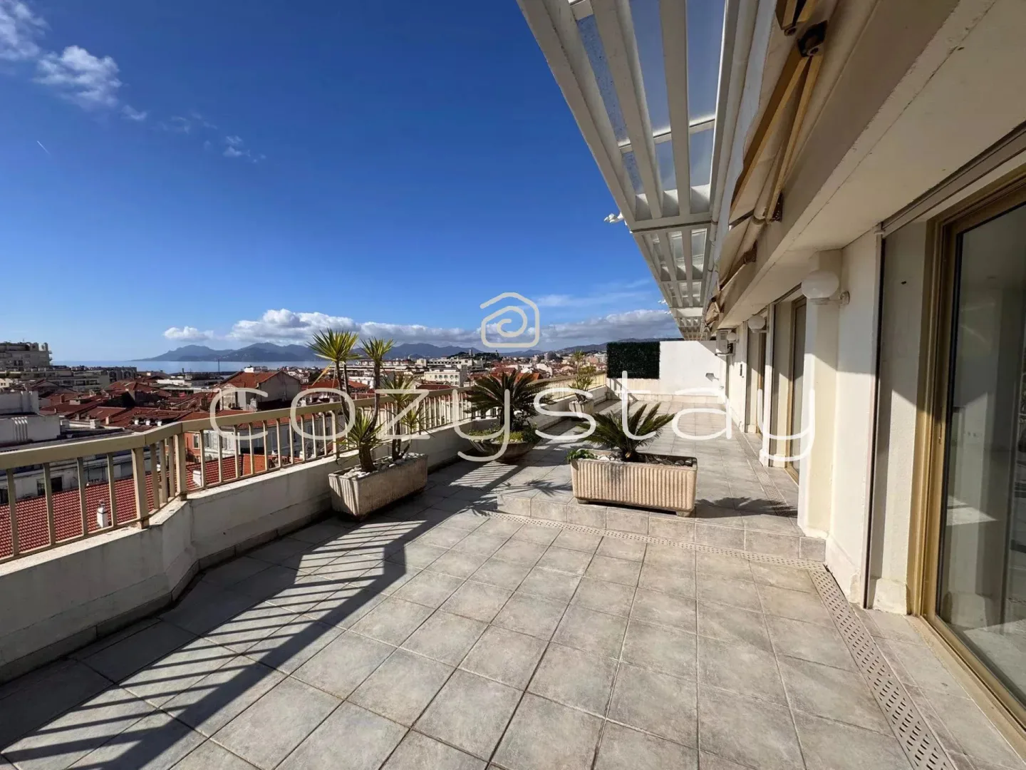 Luxury Penthouse with Panoramic Sea Views in Cannes — 2