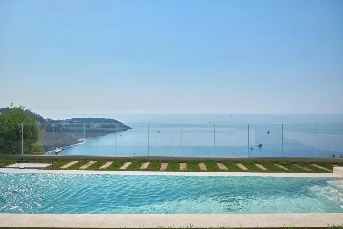 Contemporary Villa with Panoramic Mediterranean Views in Roquebrune-Cap-Martin — 2