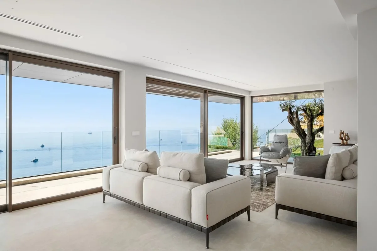 Contemporary Villa with Panoramic Mediterranean Views in Roquebrune-Cap-Martin — 1