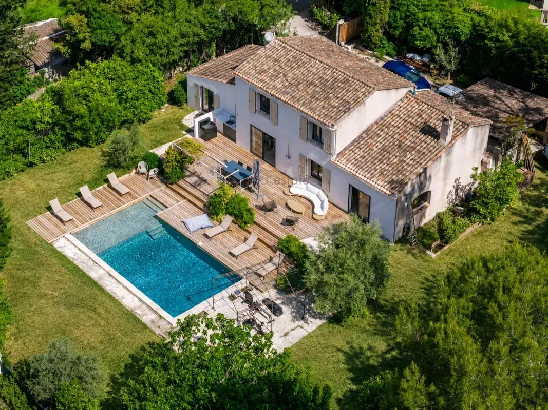 Villa with Pool in the Sought-After Camps Lauvas District — 1