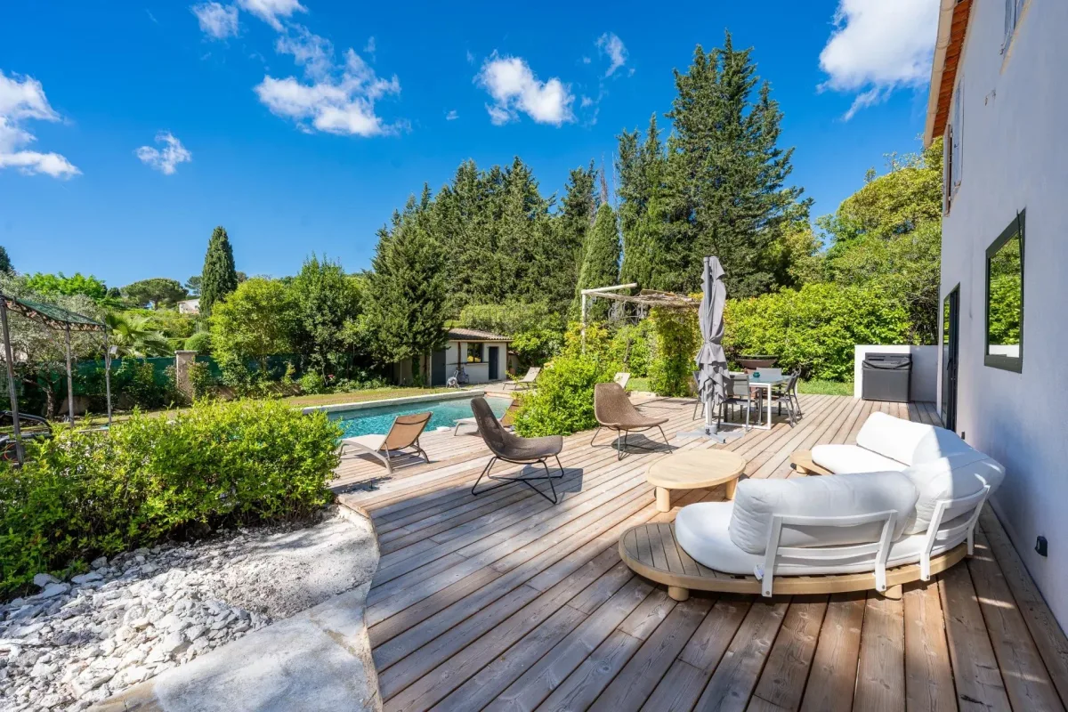 Villa with Pool in the Sought-After Camps Lauvas District — 2