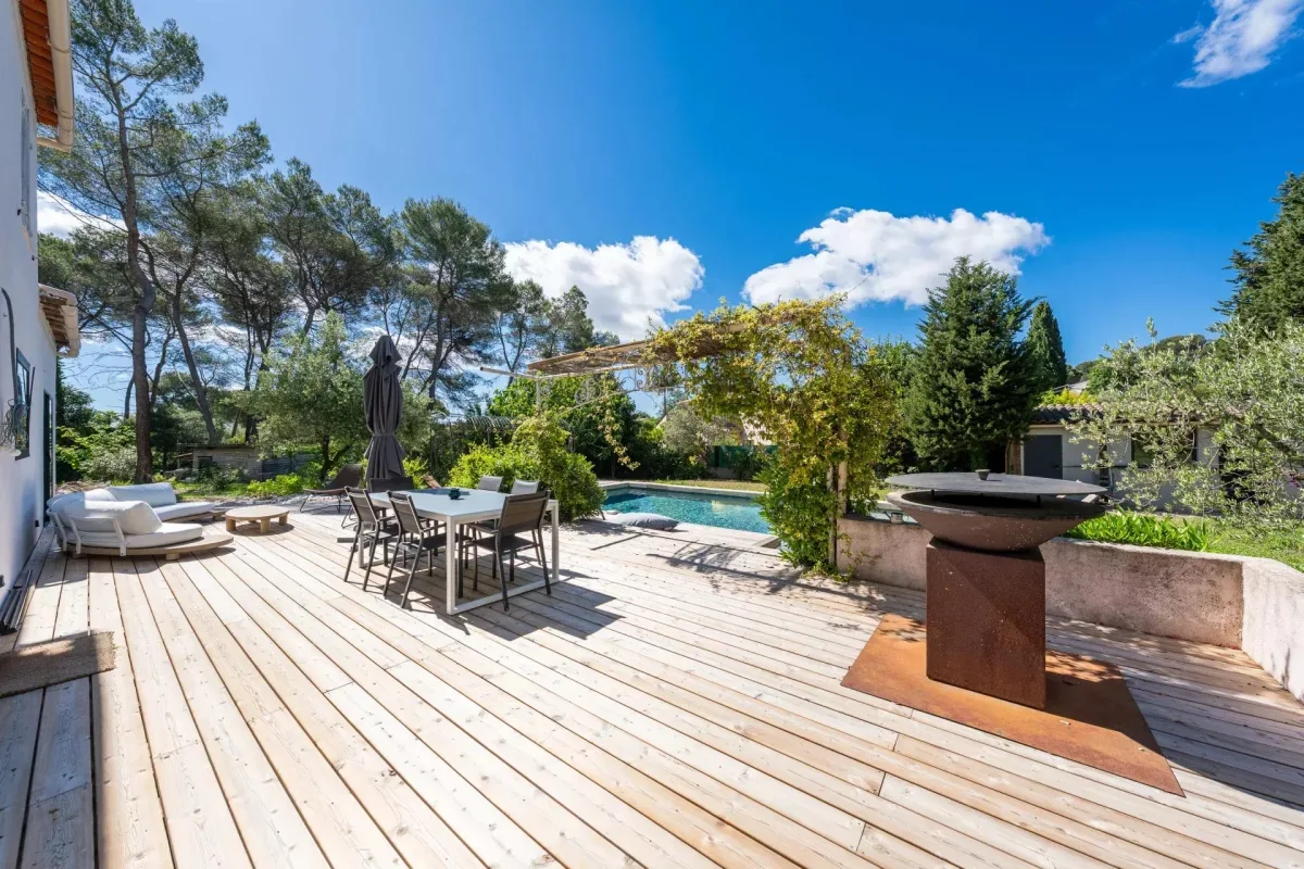 Villa with Pool in the Sought-After Camps Lauvas District — 4