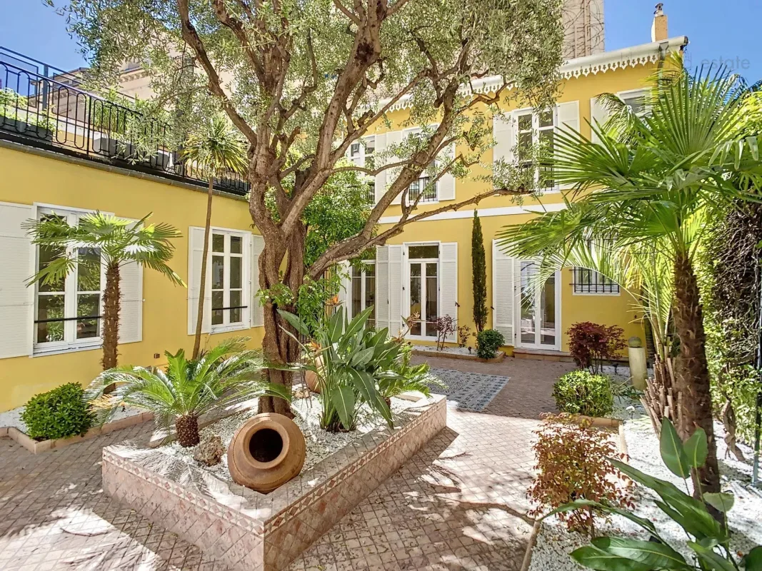 Luxury Villa with Private Garden in the Heart of Cannes — 1