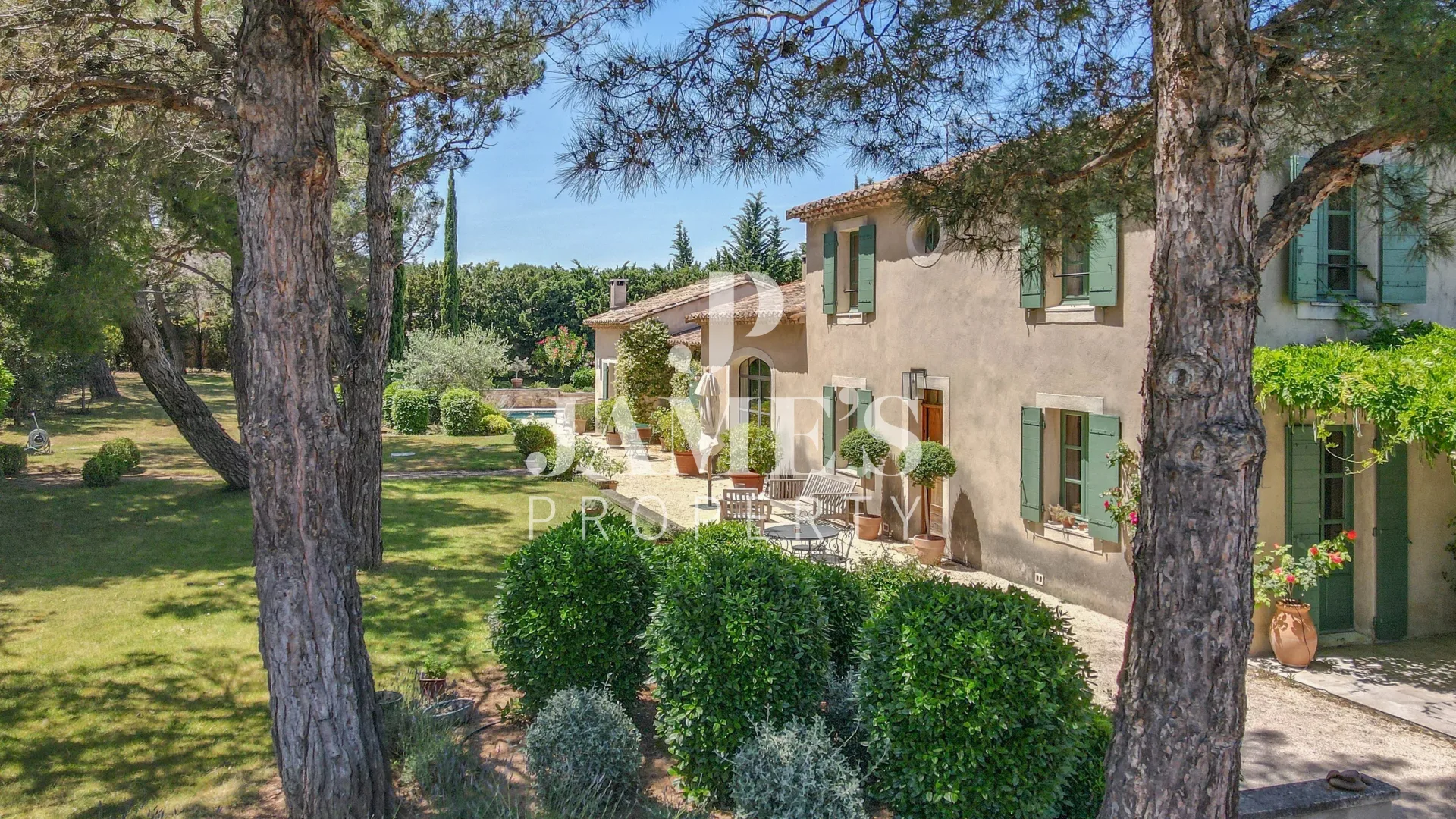 Luxury Property with Heated Pool in Eygalières — 1