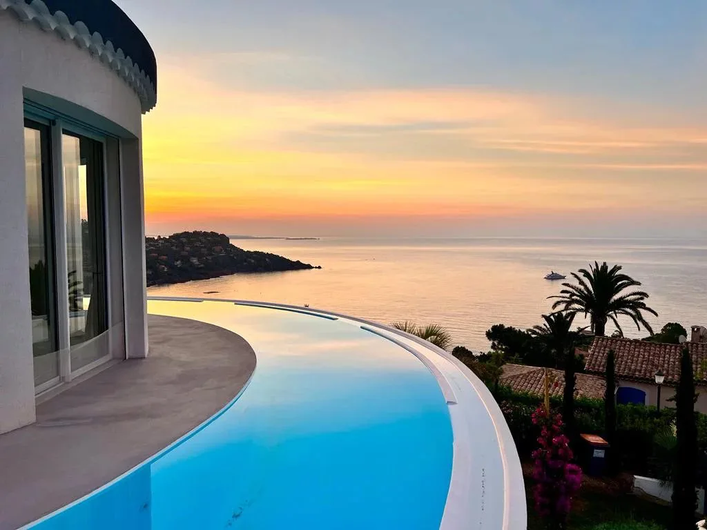 Prestige Villa with Panoramic Sea Views in Le Trayas — 1