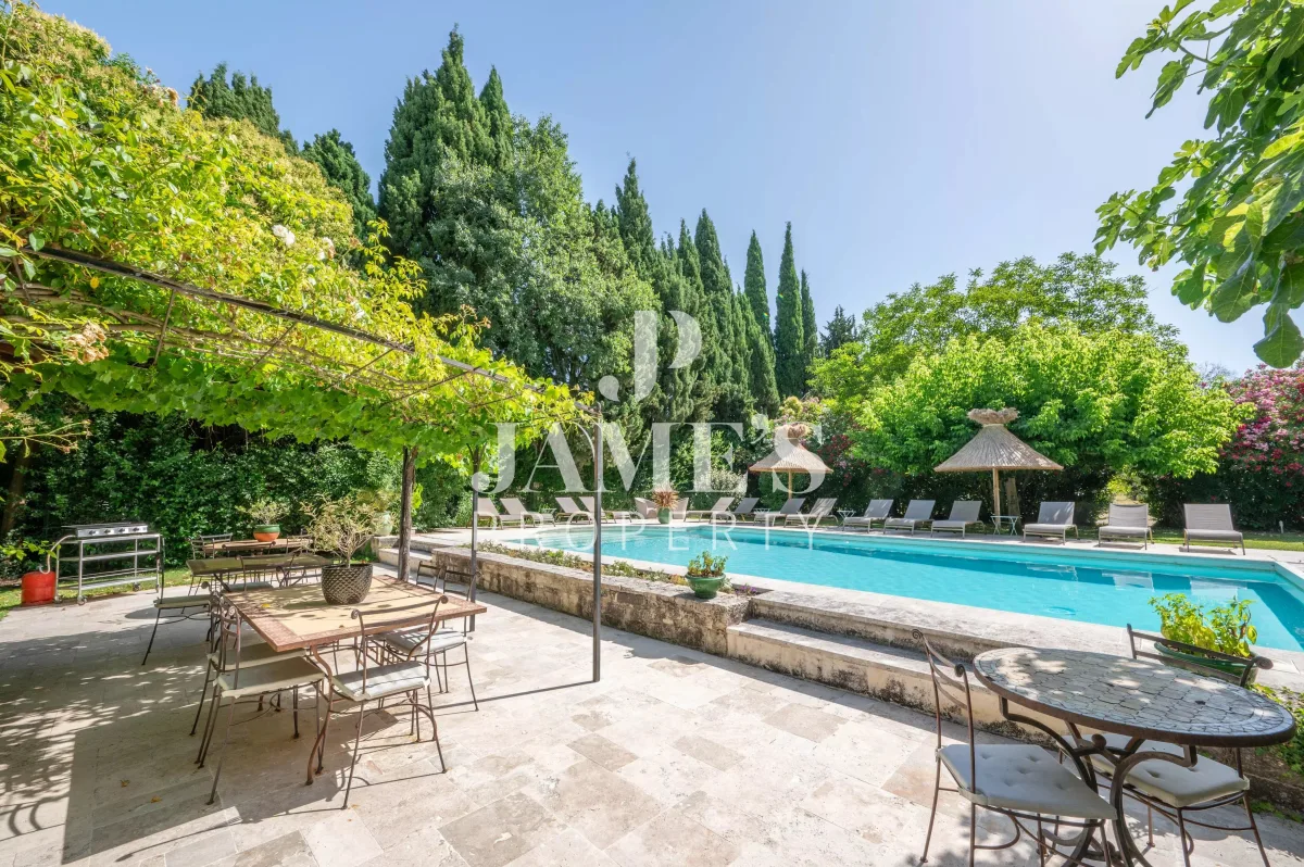 Luxury Provençal Property in Saint-Rémy-de-Provence — 2