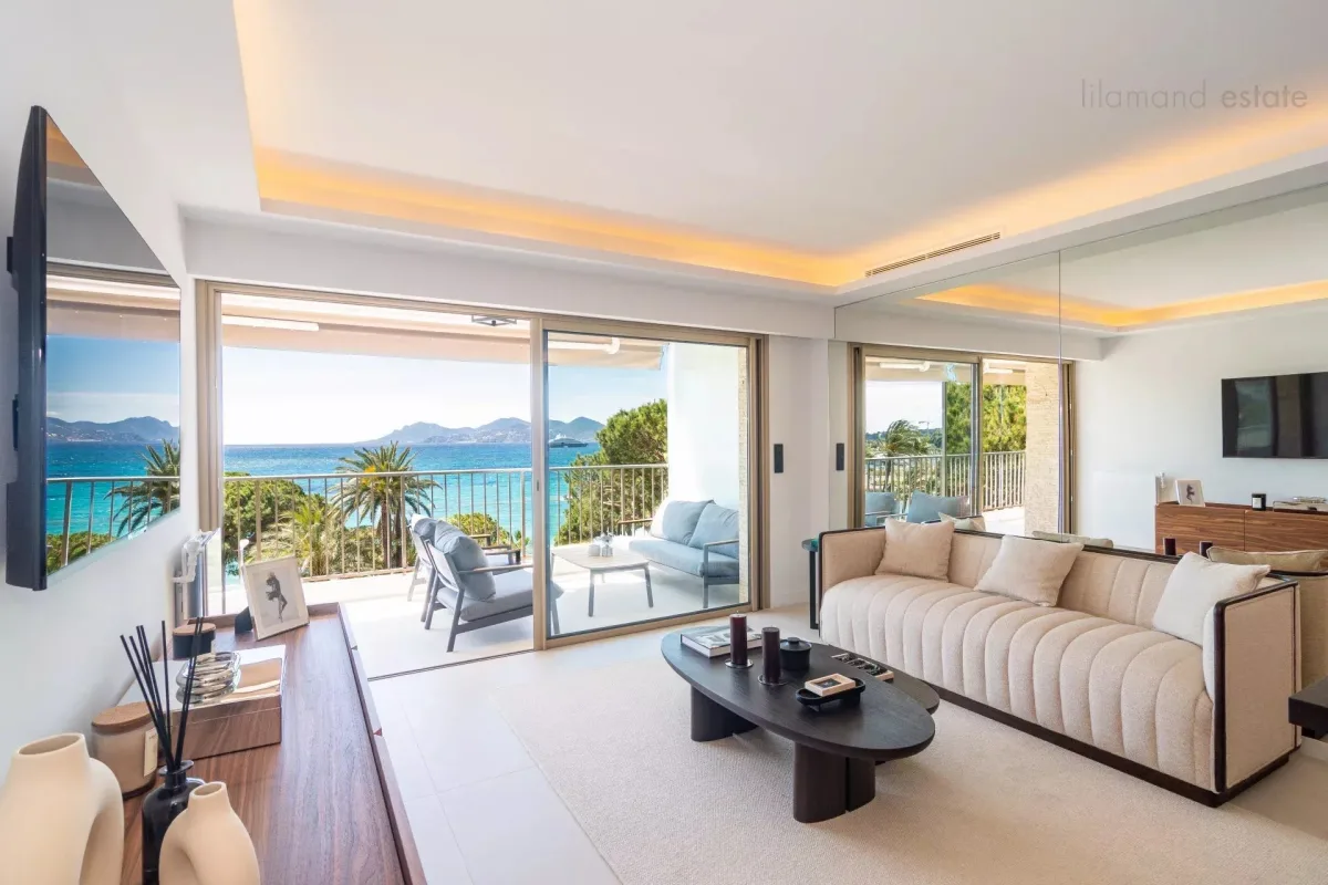 Renovated 2-Bedroom Apartment with Panoramic Sea Views on La Croisette — 3