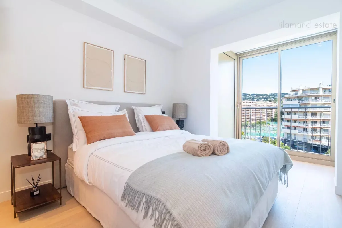Renovated 2-Bedroom Apartment with Panoramic Sea Views on La Croisette — 5