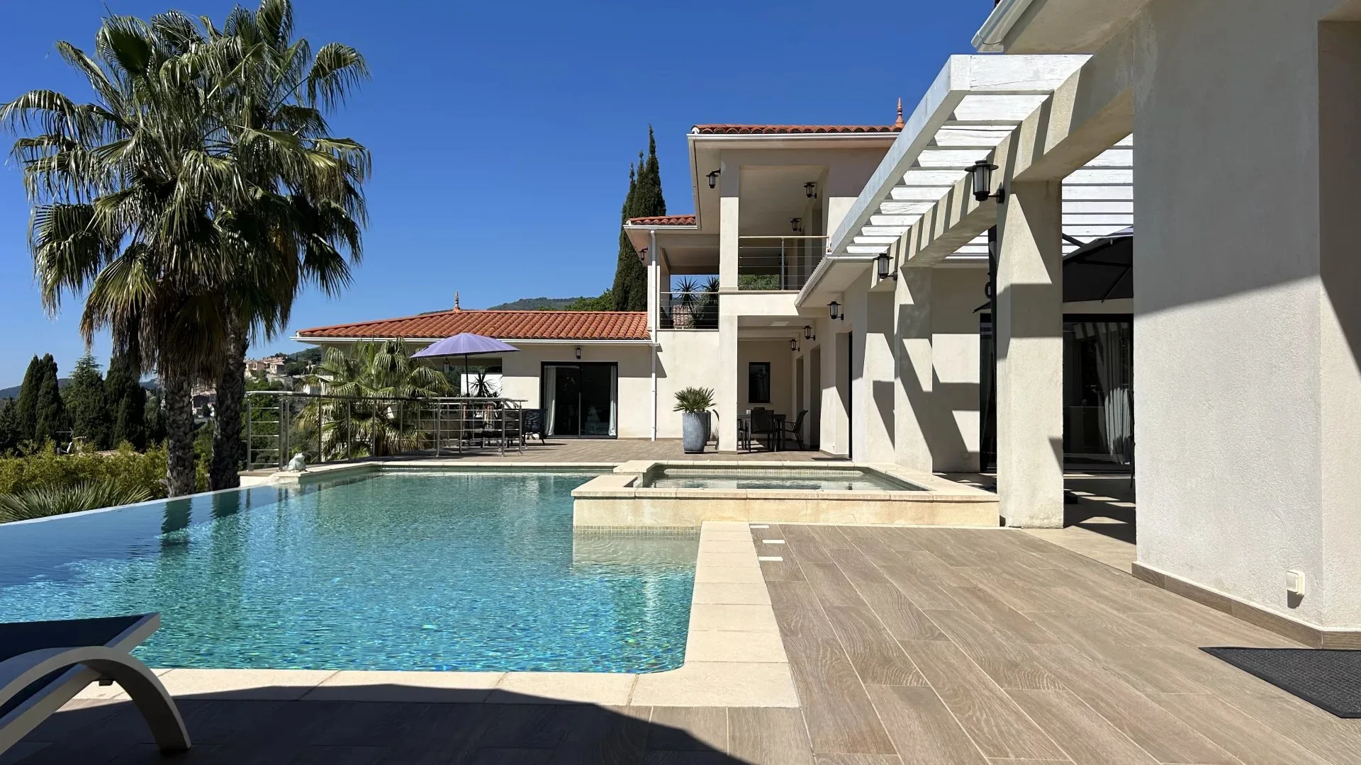Luxury Property with Panoramic Views in Châteauneuf-Grasse — 1