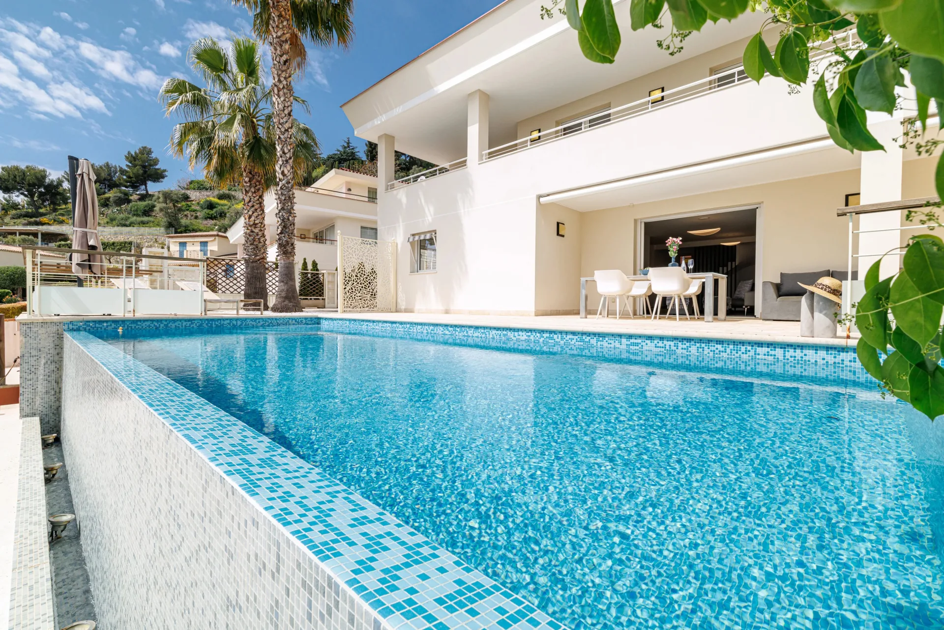 Exceptional Contemporary Villa for Sale in Èze — 1