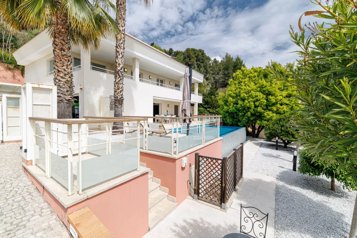 Exceptional Contemporary Villa for Sale in Èze — 3