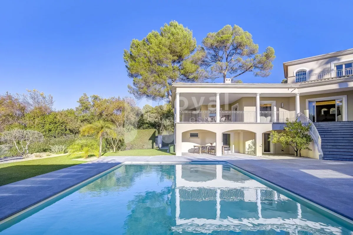 Luxury Villa in Mougins Golf with Pool & Private Garden — 2