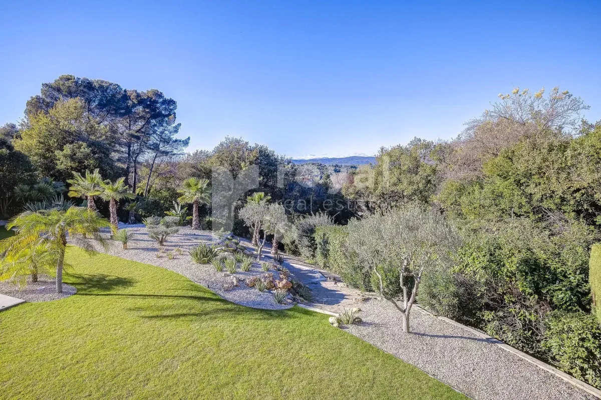 Luxury Villa in Mougins Golf with Pool & Private Garden — 4